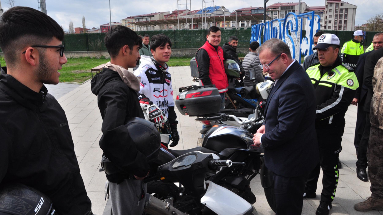 Kars Valisi Polat'tan kurallara uyan kuryelere kask hediyesi