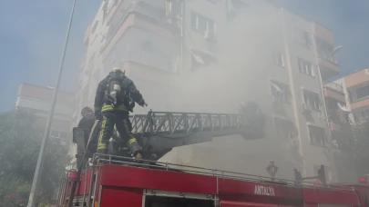 Antalya'da dairede çıkan yangın apartmanı dumana boğdu