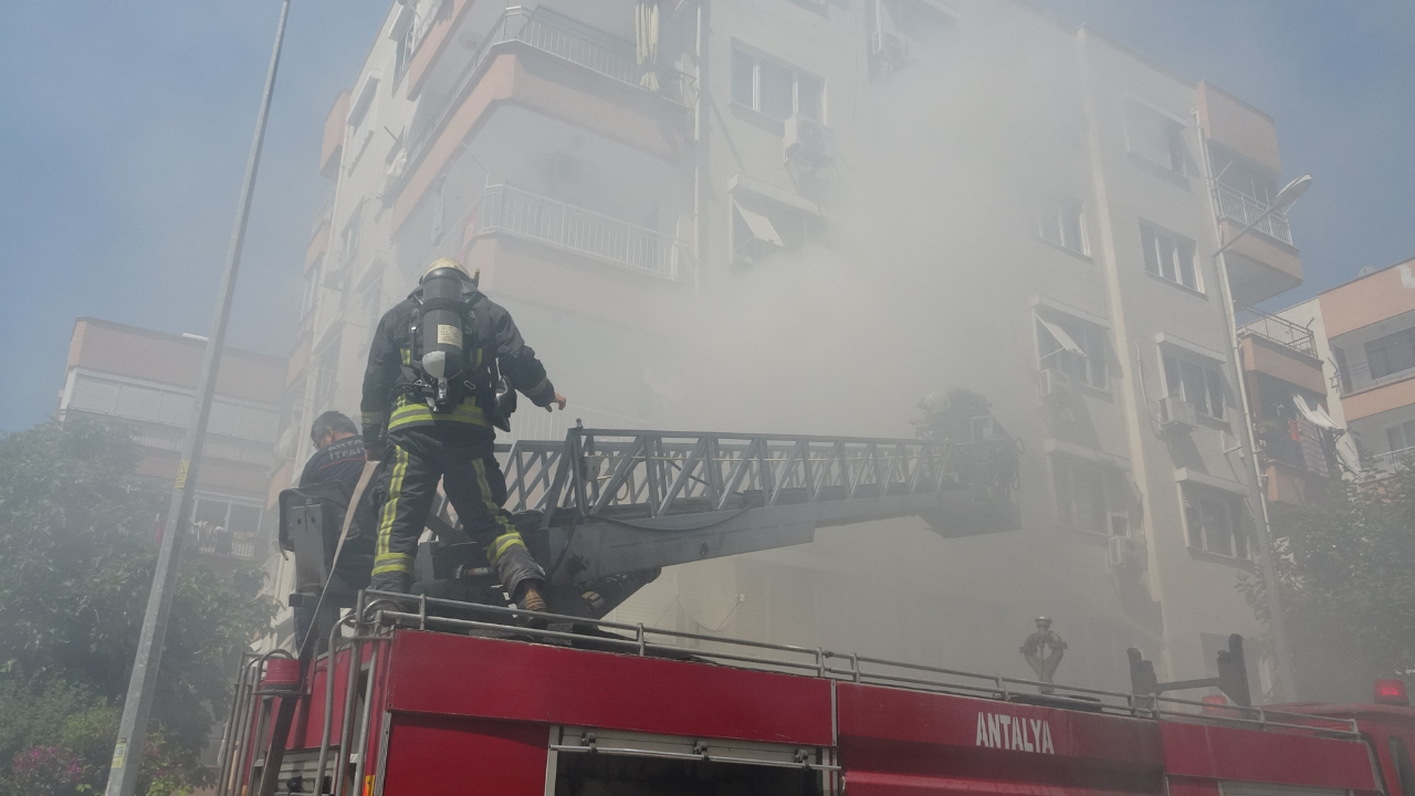 Antalya'da dairede çıkan yangın apartmanı dumana boğdu