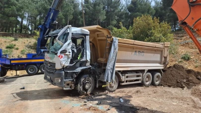 Kahramanmaraş'ta yükünü boşaltırken devrilen kamyonun altında kaldı! 1 ölü