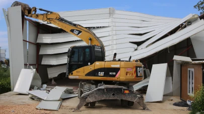 Nilüfer’de iki kaçak fabrika yerle bir edildi