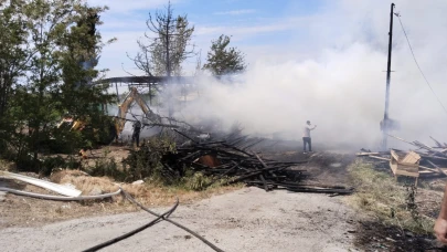 Ayvalık’ta kereste deposunda çıkan yangın güçlükle söndürüldü