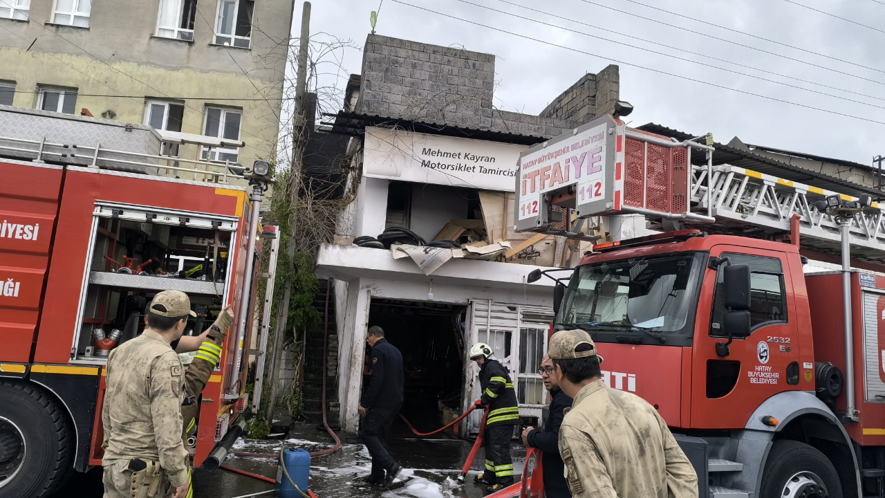 Hatay’da motosiklet tamircisinde yangın!