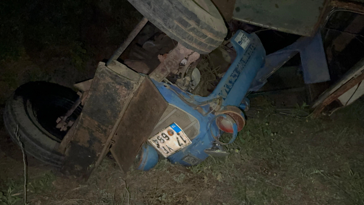 Çanakkale'de tarlada traktör devrildi