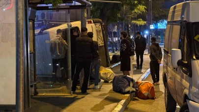 Fatih'te kontrolden çıkan ticari araç yan yattı