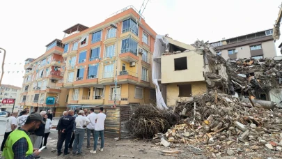 Avcılar'da riskli bina kontrollü şekilde yıkıldı
