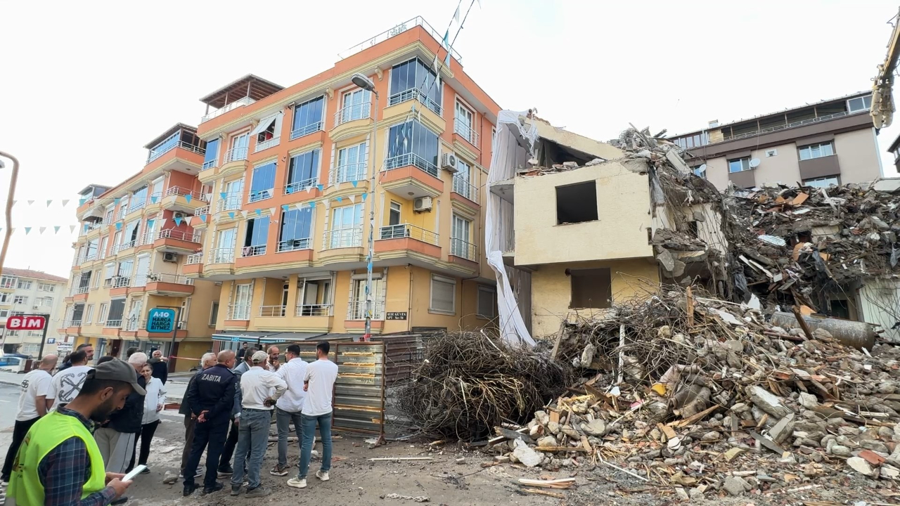 Avcılar'da riskli bina kontrollü şekilde yıkıldı
