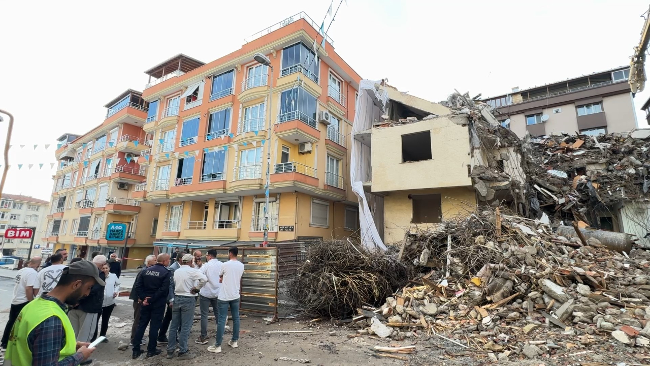 Avcılar'da riskli bina yıkıldı; yandaki bina 4 saatliğine tahliye edildi