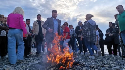 Hıdırellez ateşi Mudanya sahilinde yandı