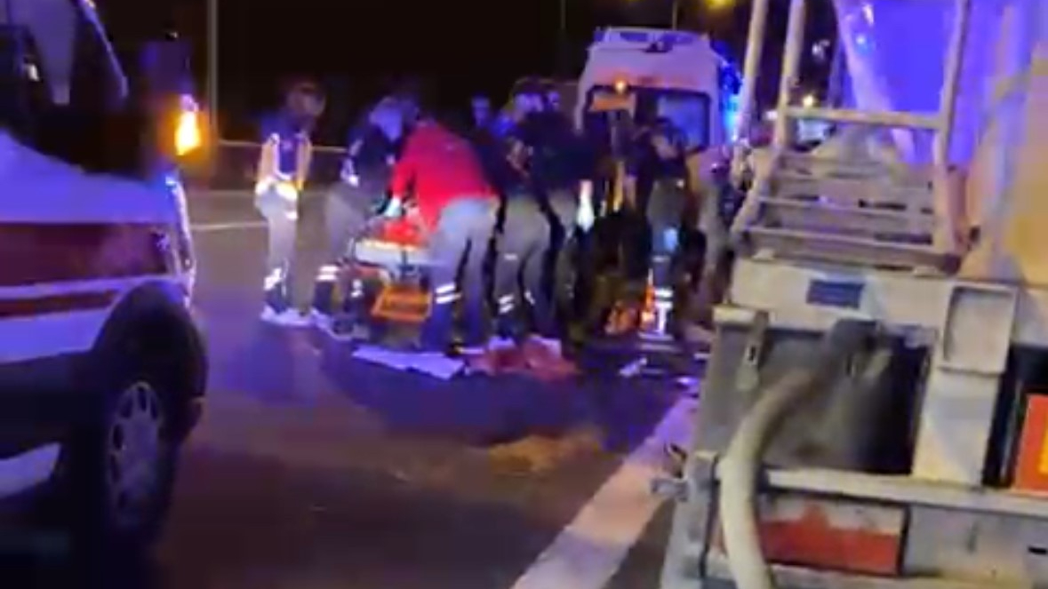 TEM'de arıza nedeniyle araçtan inen 2 kişiye tır çarptı