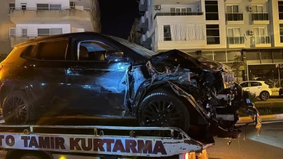 Alkollü sürücü park halindeki araçlara çarptı