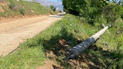 Elektrik direğine çarpan otomobil hurdaya döndü; 2 ölü 1 yaralı