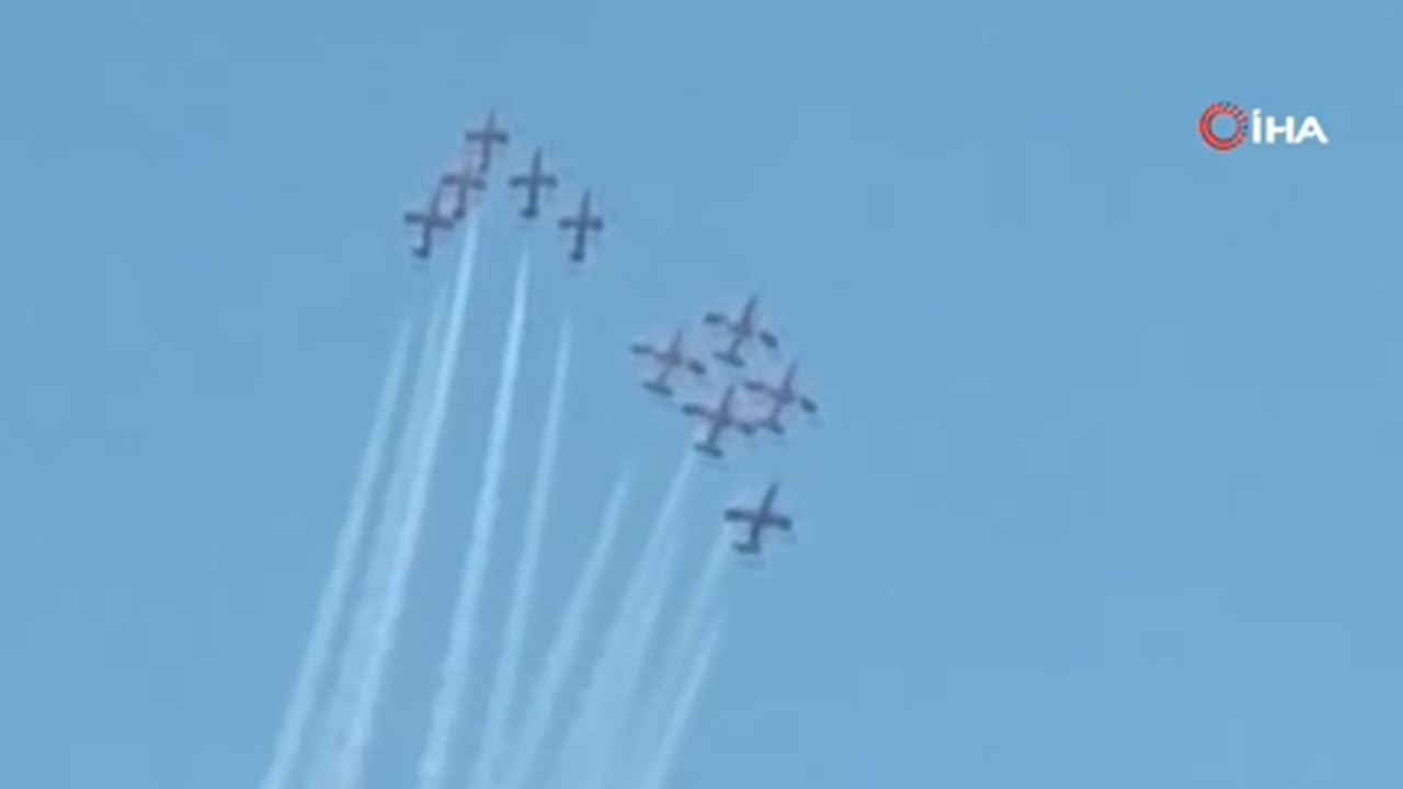 İtalya Hava Kuvvetleri'ne bağlı akrobasi ekibine ait 3 uçak havada çarpıştı