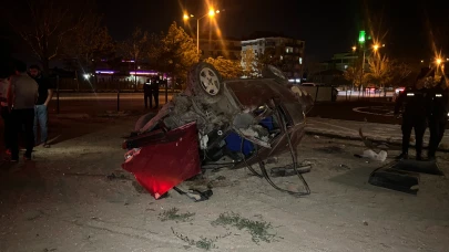 Otomobil kamyona çarpıp bahçeye uçtu: 2 yaralı