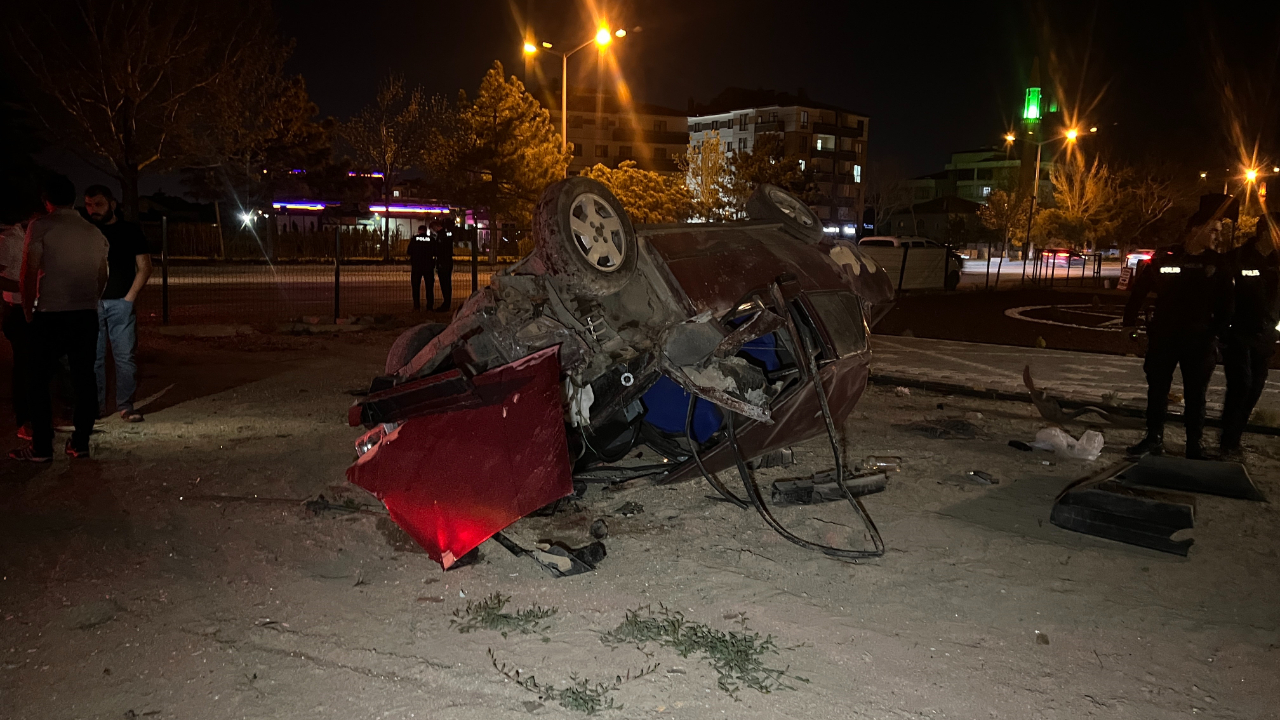 Otomobil kamyona çarpıp bahçeye uçtu: 2 yaralı