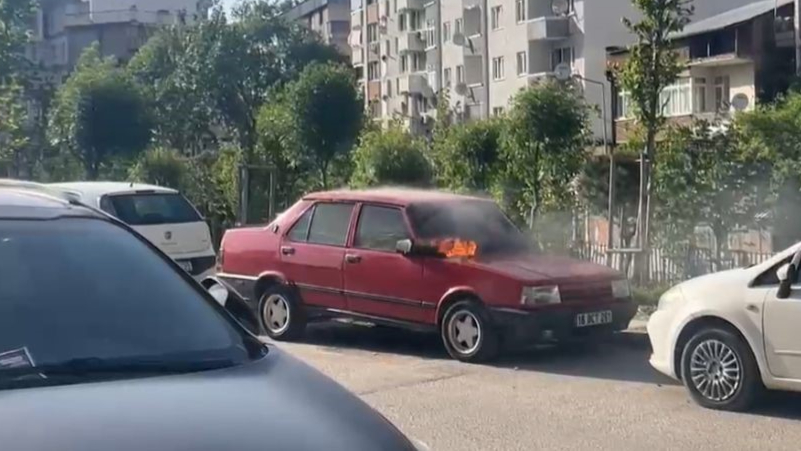 Bursa'da park halindeki otomobil alev alev yandı