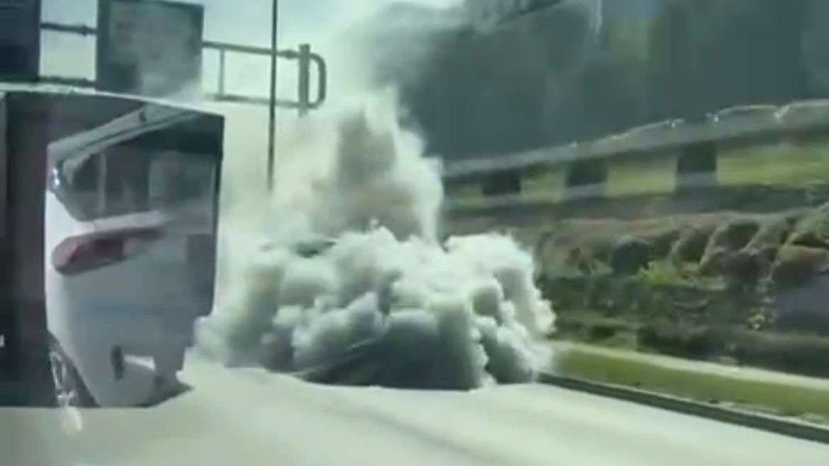 Bursa'da arıza yapan araç trafiği dumana kattı