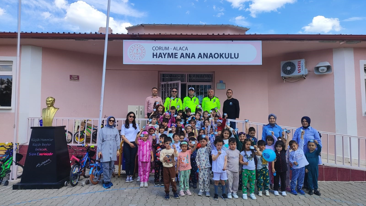 Polis ekipleri Trafik Haftası'nı çocuklarla kutladı