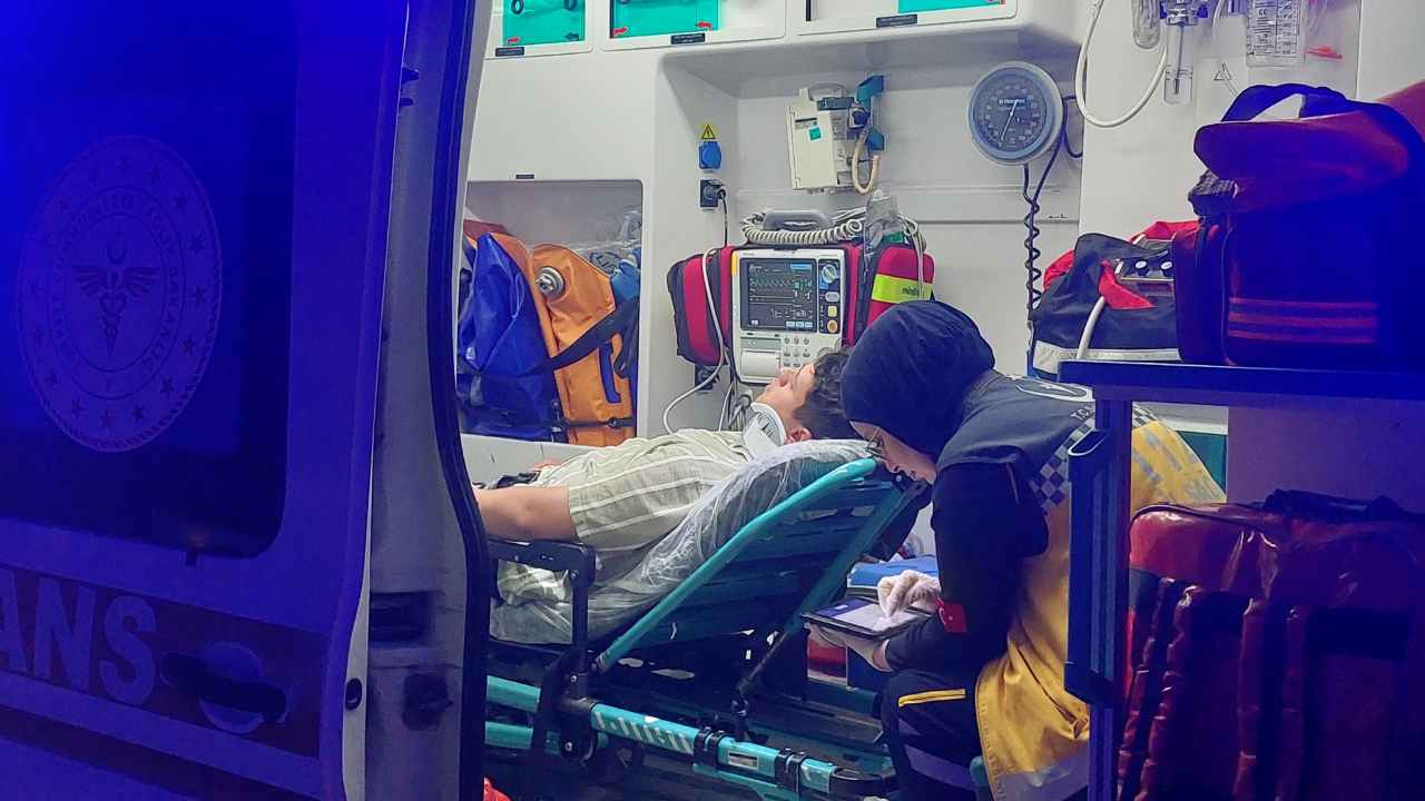 Sakarya'da otomobil ile motosiklet çarpıştı: 3 yaralı