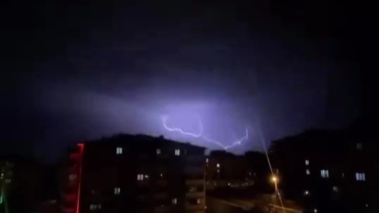 Karabük'te şimşekler görsel şölen oluşturdu