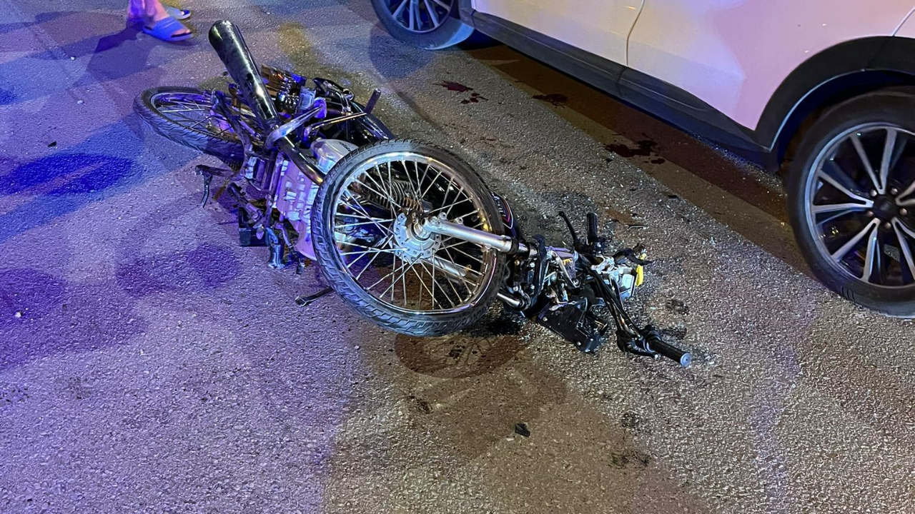 Dörtyol’da otomobille çarpışan motosiklet hurdaya döndü!
