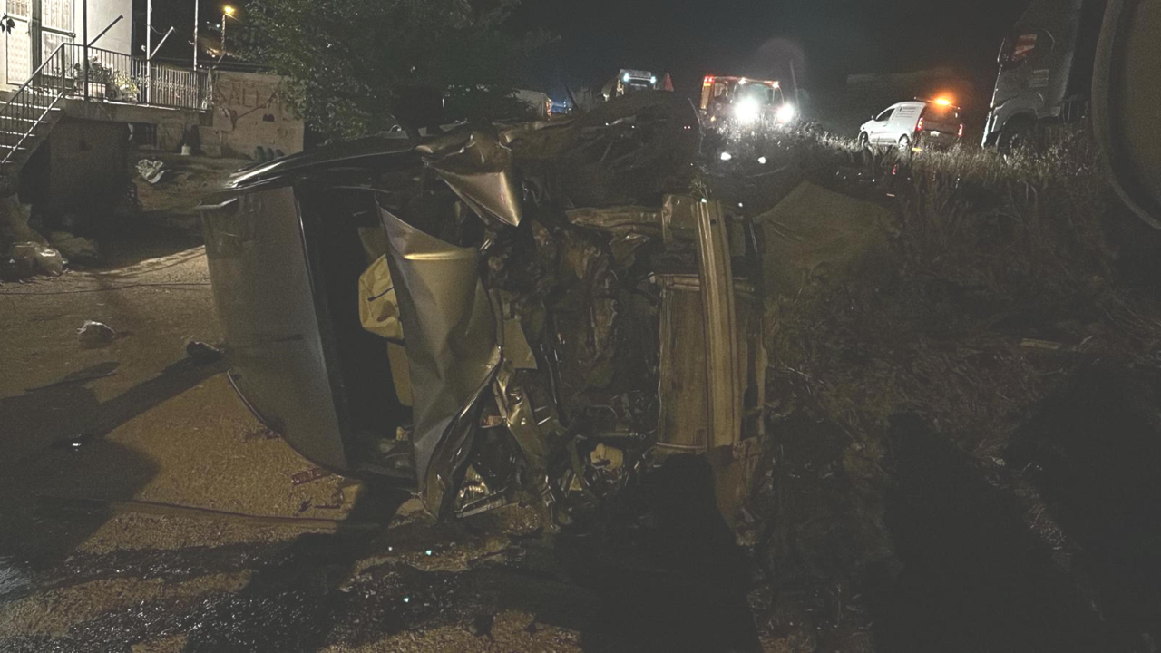 Mersin'de tırla hafif ticari araç çarpıştı: 2 yaralı