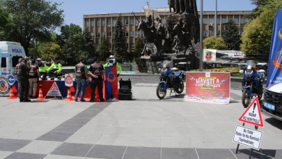 Uşak'ta öğrencilere kırmızı düdük dağıtıldı