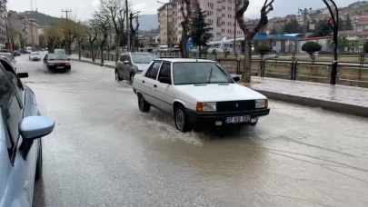 Tosya'da sağanak yağış etkili oldu, yollarda su birikintisi oluştu