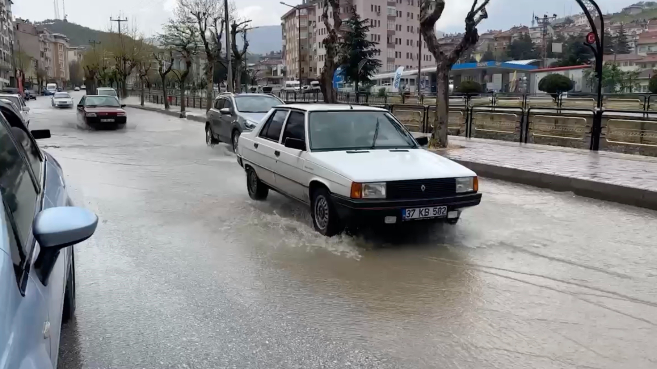 Tosya'da sağanak yağış etkili oldu, yollarda su birikintisi oluştu