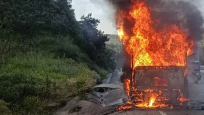 Bursa'da seyir halindeki kamyon alev alev yandı