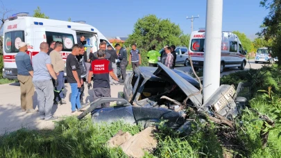Elektrik direğine çarpan Tofaş hurdaya döndü: 2 yaralı
