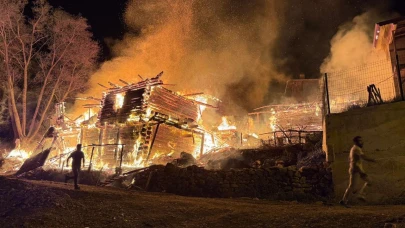 Kastamonu'da çıkan yangında ev ve cami yandı