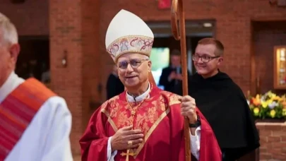 Papa Leo’dan ilk ayin: “Bu dünyanın karanlık gecelerine ışık getirmeyi umuyorum”