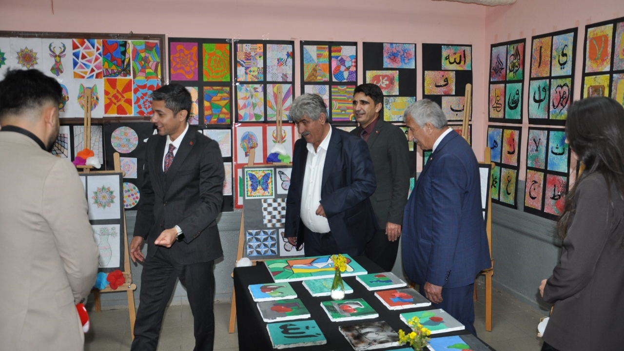 Köy okulunun duvarlarında sanat rüzgarı esti