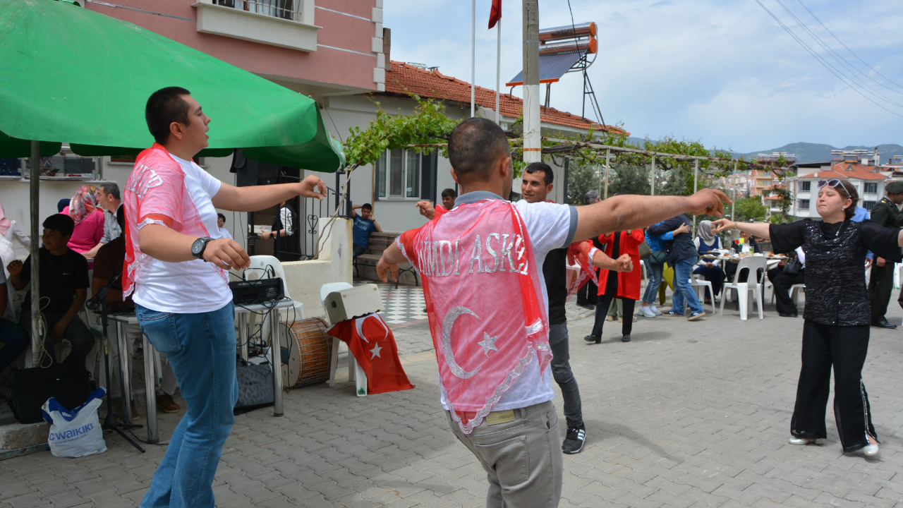 Demirci'de 5 genç için temsili askerlik eğlencesi düzenlendi