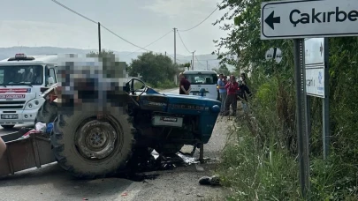 Motosiklet traktöre ok gibi saplandı: 3 ölü