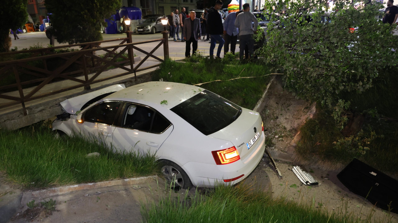 Önündeki araca çarpan otomobil su kanalındaki köprüye saplandı: 2 yaralı