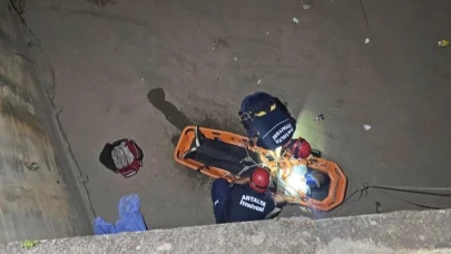 Köprüden beton zemine düştü, vinçle kurtarıldı