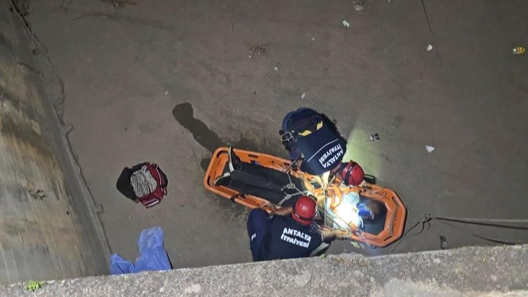 Köprüden beton zemine düştü, vinçle kurtarıldı