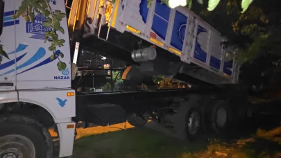 Tamir etmek istediği kamyonunun kupasında sıkışarak yaralandı