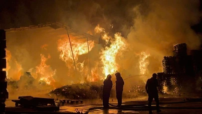 Bursa'da palet fabrikası alevlere teslim oldu