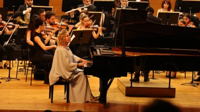 Nilüfer Senfoni Orkestrası ilk konserinde Gülsin Onay'ı ağırladı