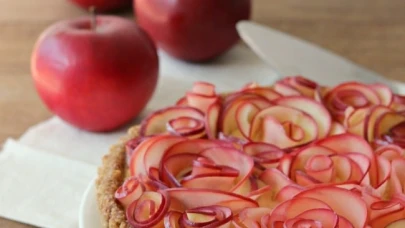 Annelere en tatlı hediye: Elmalı güllü tart nasıl yapılır?