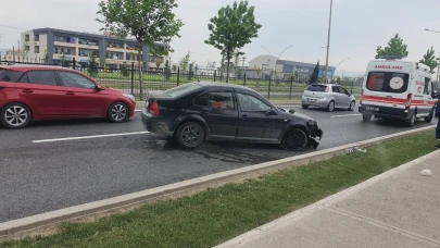 Bursa'da bariyerle çarpan otomobilin sürücüsü yaralandı