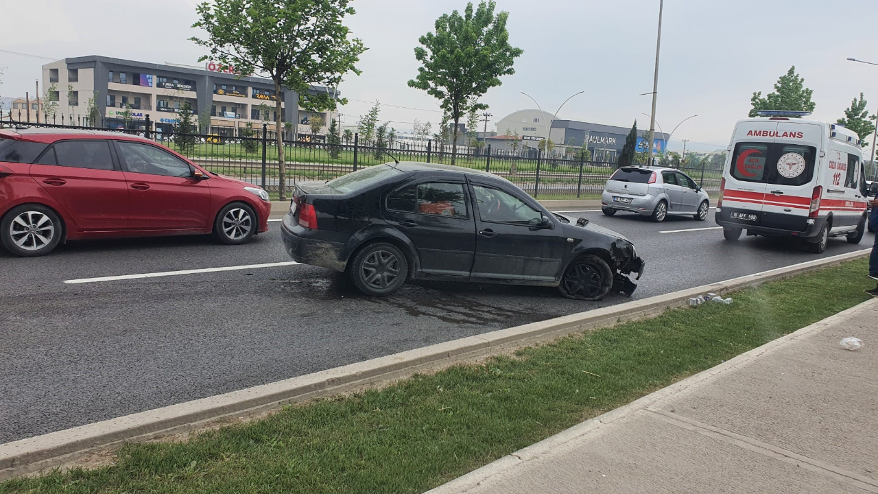Bursa'da bariyerle çarpan otomobilin sürücüsü yaralandı