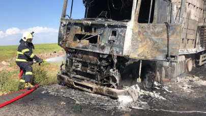 Diyarbakır'da tuğla yüklü kamyon alev topuna döndü