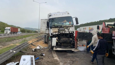 Anadolu Otoyolu'nda bariyerlere çarpan buğday yüklü tır devrildi