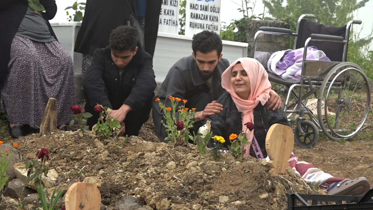 Heyelanda hayatını kaybeden eşi ve 2 kızının kabirlerini ziyaret etti