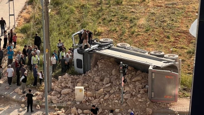 Adıyaman'da hafriyat yüklü kamyon devrildi! 1 yaralı