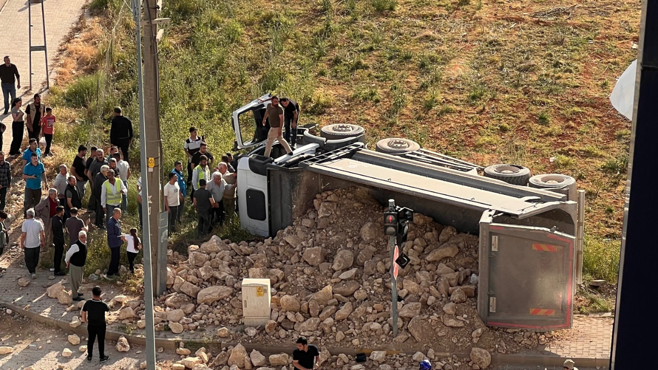 Adıyaman'da hafriyat yüklü kamyon devrildi! 1 yaralı